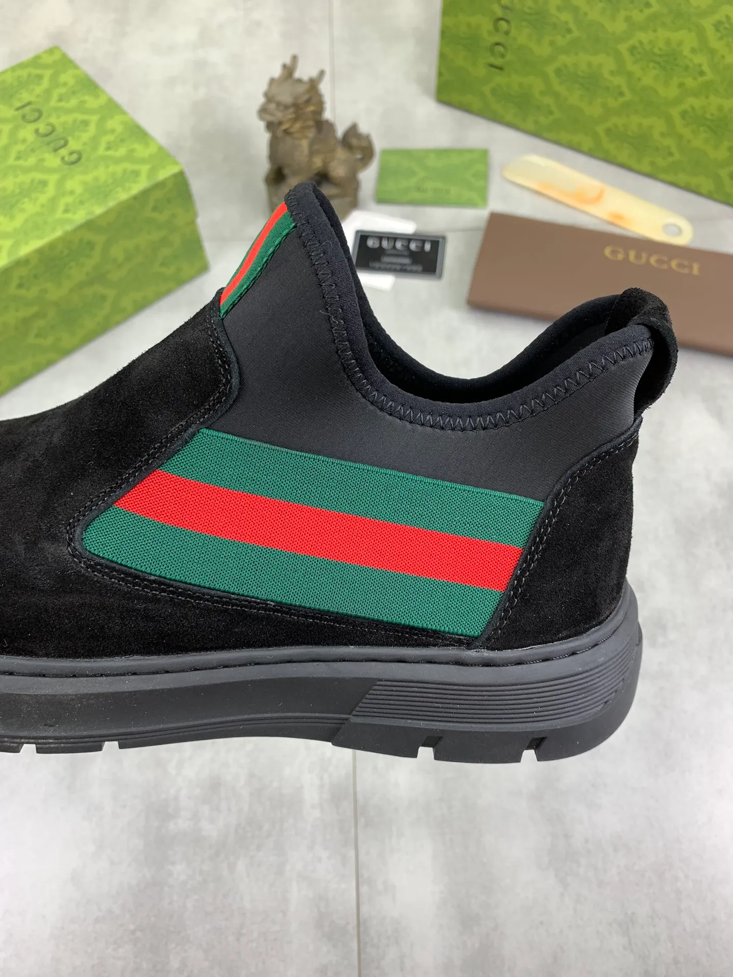 Men's shoes 💰P480 new style, sheepskin and velvet lining, new Gucci (Gucci) high-tops are on the market, new men's shoes, 😘fabrics are selected from original imported calfskin. Soft sheepskin lining and warm fleece lining. The original version is awesome! 👍🏿Original open-molded non-slip PU outsole, with exquisite lines, simple and elegant, super comfortable and classy on foot, suitable for leisure travel. Code number:38-44